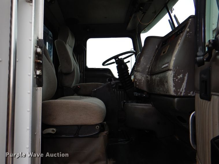 image for item HX9182 2002 Kenworth T800  semi truck