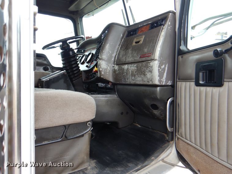 image for item HX9182 2002 Kenworth T800  semi truck