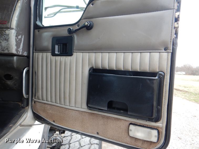 image for item HX9182 2002 Kenworth T800  semi truck