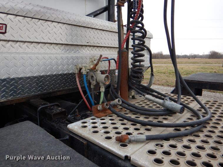 image for item HX9182 2002 Kenworth T800  semi truck