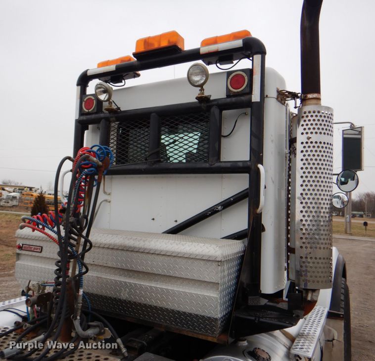 image for item HX9182 2002 Kenworth T800  semi truck