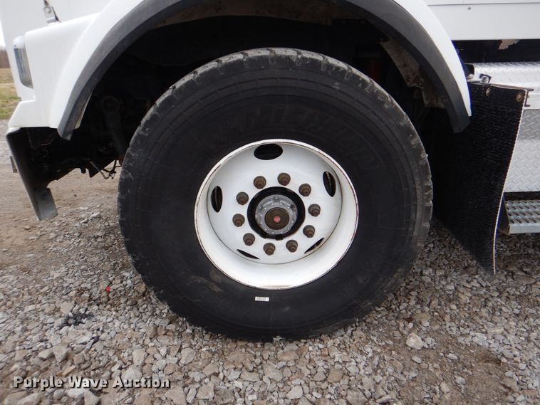 image for item HX9182 2002 Kenworth T800  semi truck