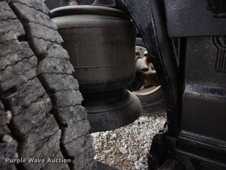 image for item HX9182 2002 Kenworth T800  semi truck