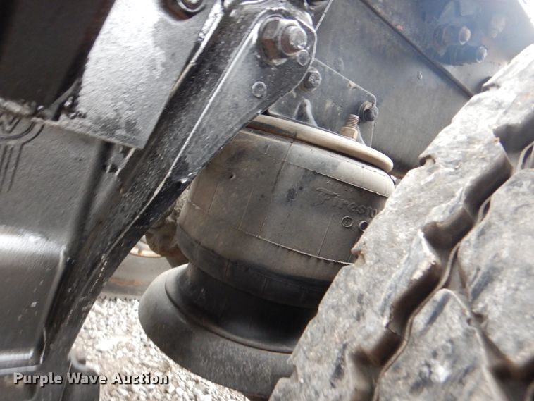 image for item HX9182 2002 Kenworth T800  semi truck