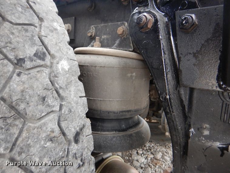 image for item HX9182 2002 Kenworth T800  semi truck