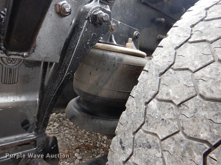 image for item HX9182 2002 Kenworth T800  semi truck