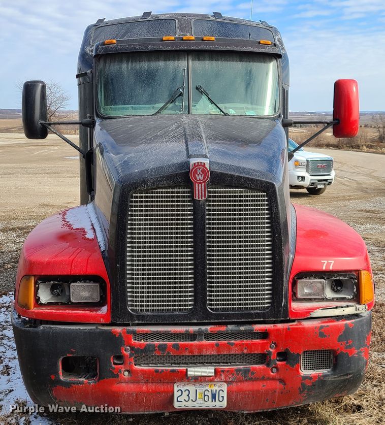 image for item IA9294 2004 Kenworth T600  semi truck