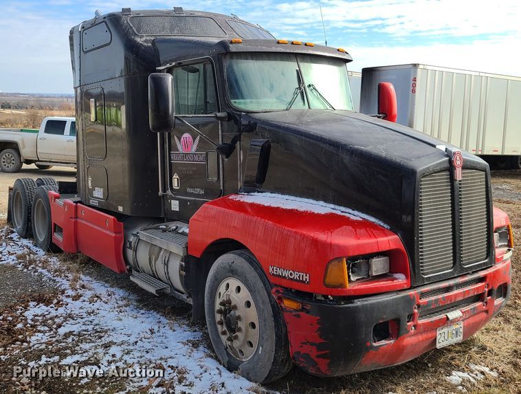 image for item IA9294 2004 Kenworth T600  semi truck