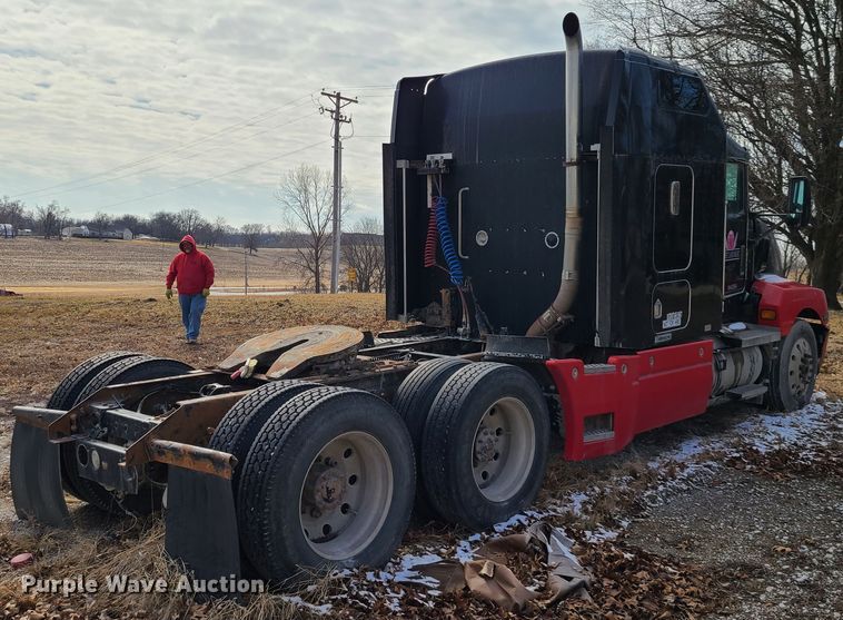 image for item IA9294 2004 Kenworth T600  semi truck