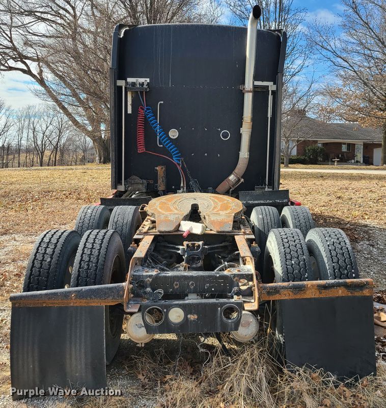 image for item IA9294 2004 Kenworth T600  semi truck