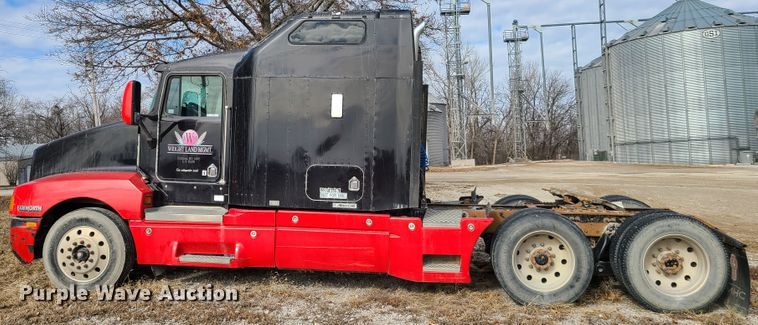 image for item IA9294 2004 Kenworth T600  semi truck