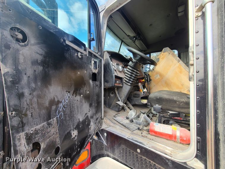 image for item IA9294 2004 Kenworth T600  semi truck