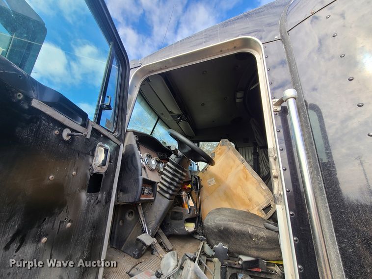 image for item IA9294 2004 Kenworth T600  semi truck