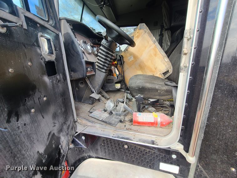 image for item IA9294 2004 Kenworth T600  semi truck