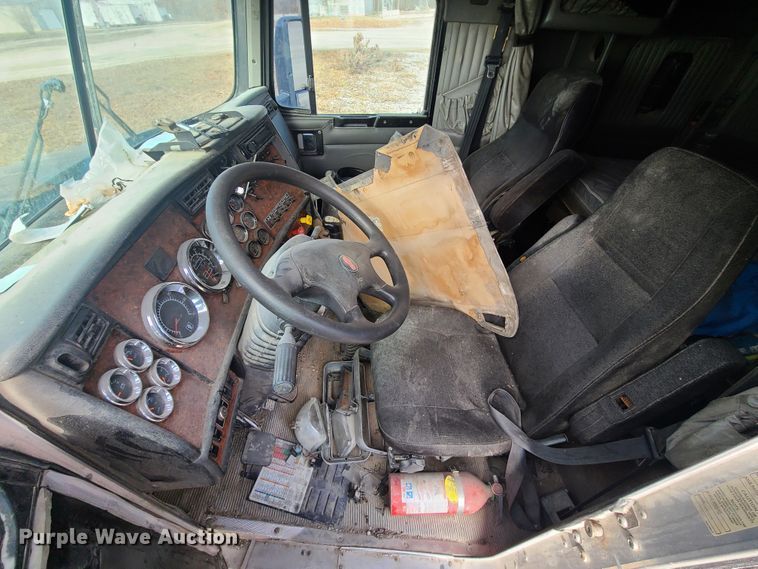 image for item IA9294 2004 Kenworth T600  semi truck