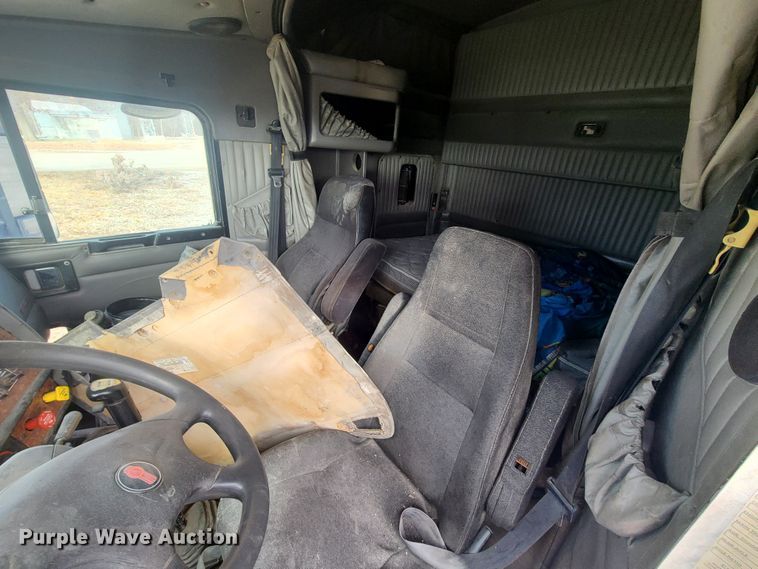 image for item IA9294 2004 Kenworth T600  semi truck