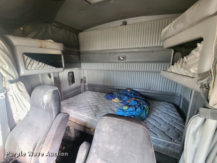 image for item IA9294 2004 Kenworth T600  semi truck