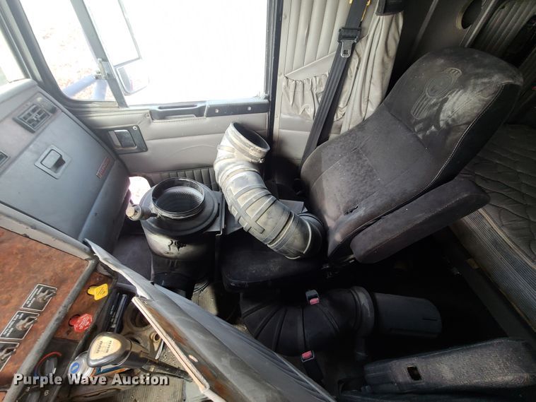 image for item IA9294 2004 Kenworth T600  semi truck