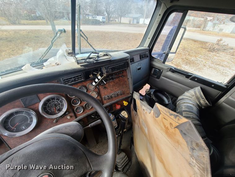 image for item IA9294 2004 Kenworth T600  semi truck