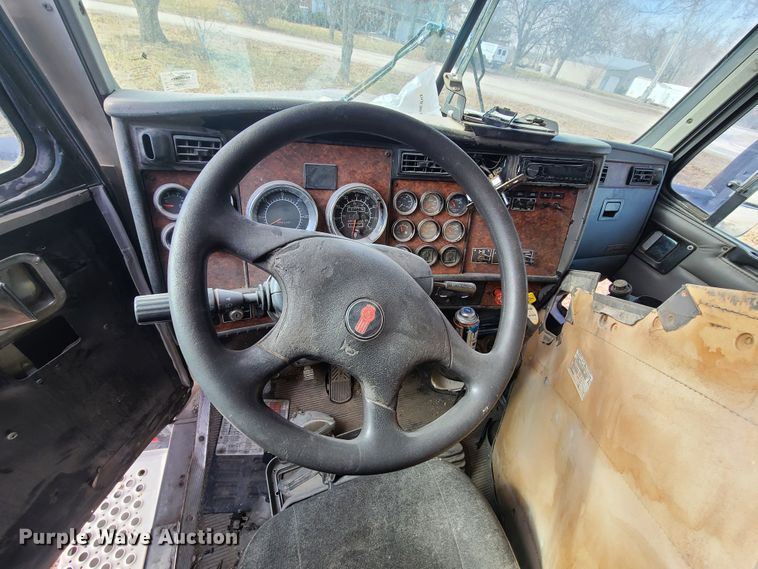 image for item IA9294 2004 Kenworth T600  semi truck