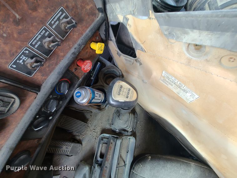 image for item IA9294 2004 Kenworth T600  semi truck