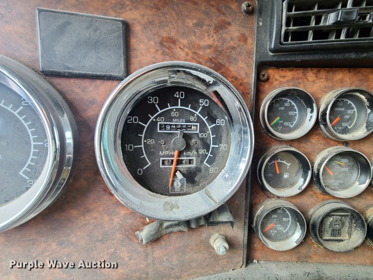 image for item IA9294 2004 Kenworth T600  semi truck