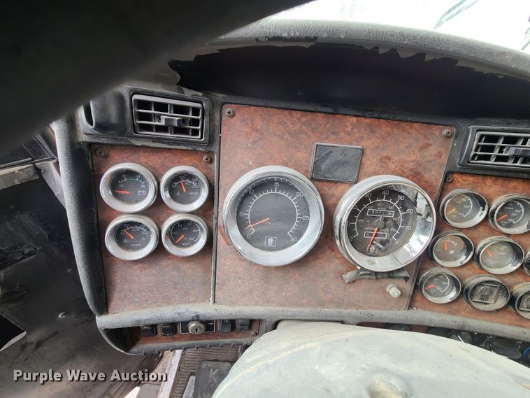 image for item IA9294 2004 Kenworth T600  semi truck