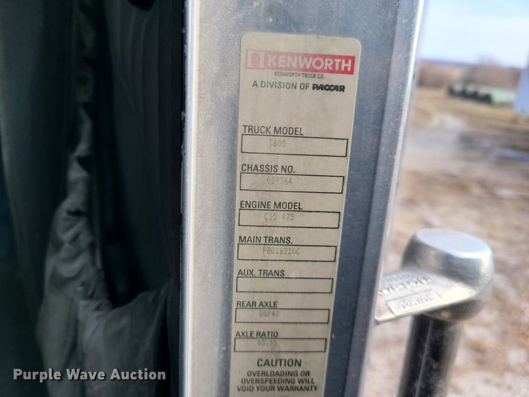 image for item IA9294 2004 Kenworth T600  semi truck