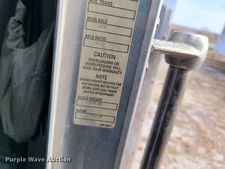 image for item IA9294 2004 Kenworth T600  semi truck