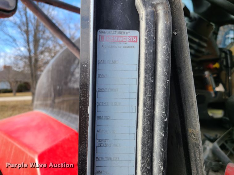 image for item IA9294 2004 Kenworth T600  semi truck