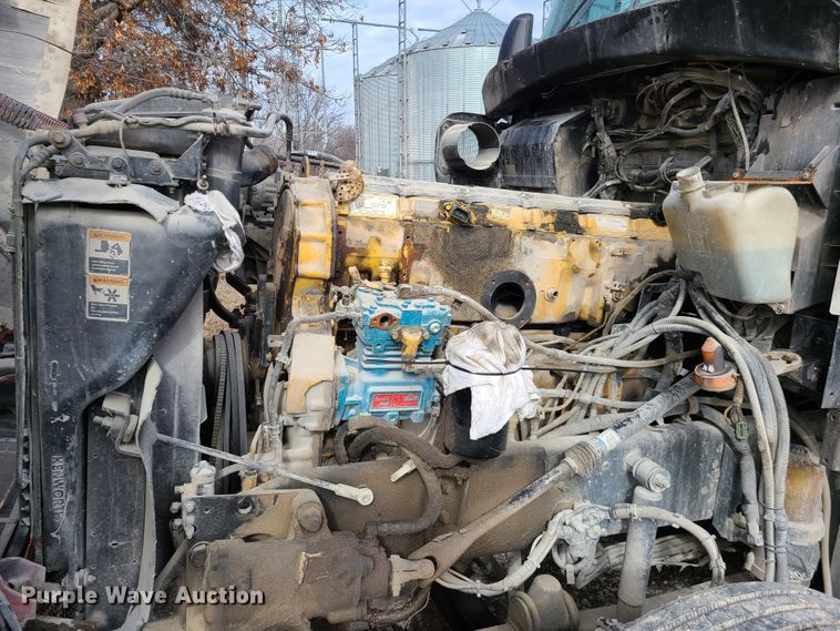 image for item IA9294 2004 Kenworth T600  semi truck