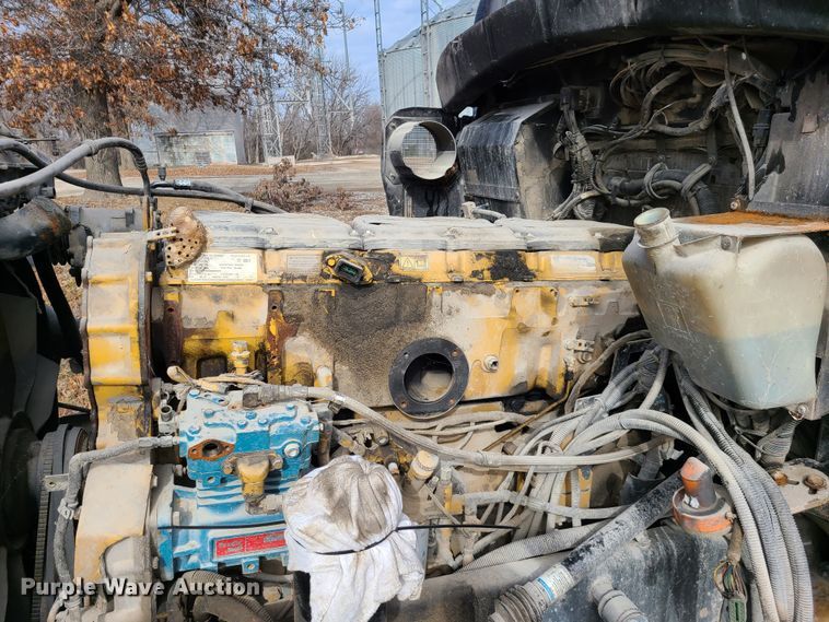 image for item IA9294 2004 Kenworth T600  semi truck