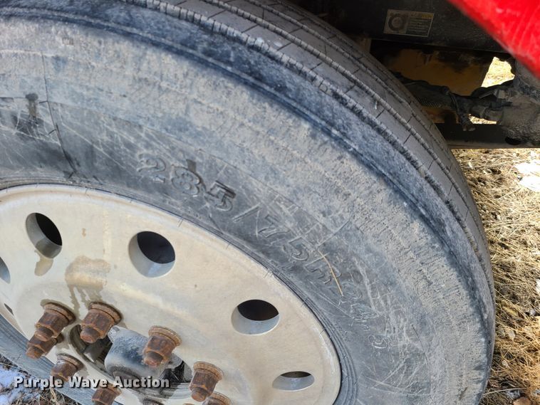 image for item IA9294 2004 Kenworth T600  semi truck