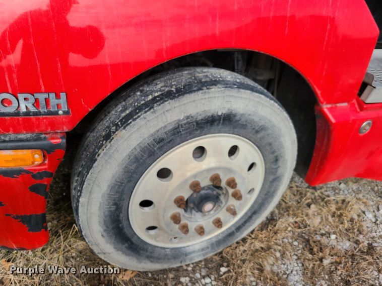 image for item IA9294 2004 Kenworth T600  semi truck