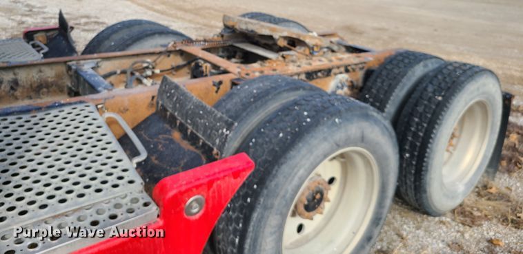 image for item IA9294 2004 Kenworth T600  semi truck