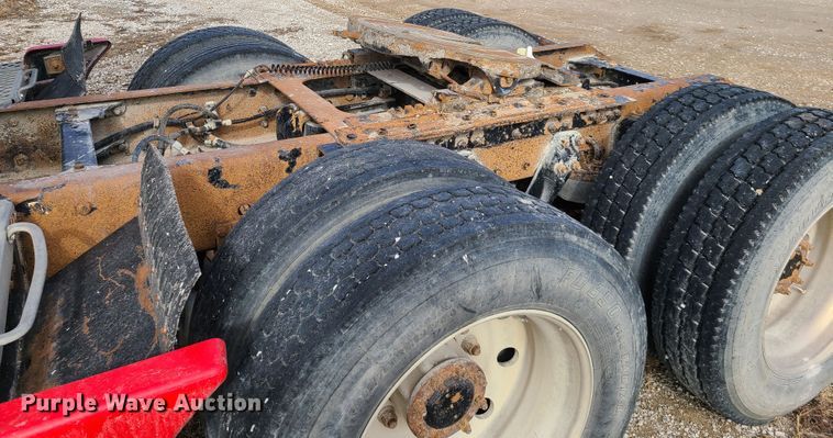 image for item IA9294 2004 Kenworth T600  semi truck