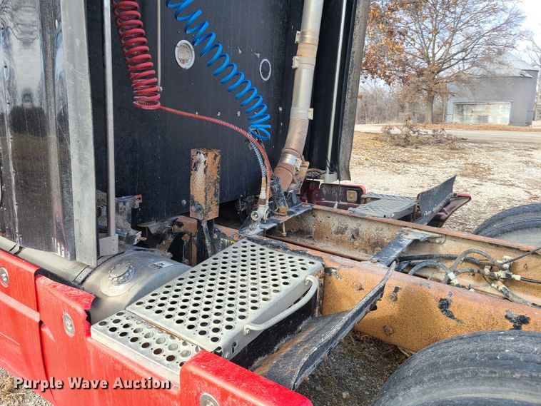 image for item IA9294 2004 Kenworth T600  semi truck