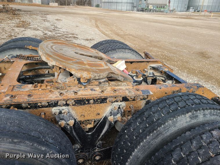 image for item IA9294 2004 Kenworth T600  semi truck