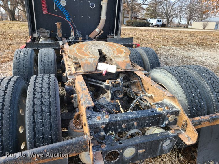 image for item IA9294 2004 Kenworth T600  semi truck