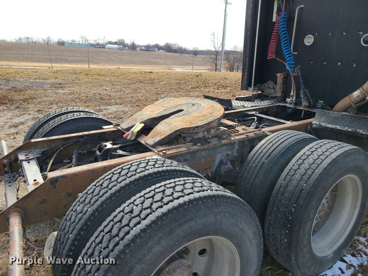 image for item IA9294 2004 Kenworth T600  semi truck