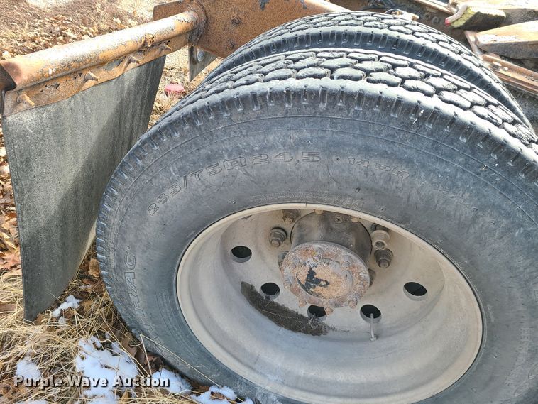 image for item IA9294 2004 Kenworth T600  semi truck