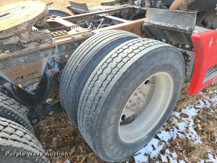 image for item IA9294 2004 Kenworth T600  semi truck