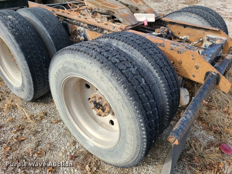 image for item IA9294 2004 Kenworth T600  semi truck