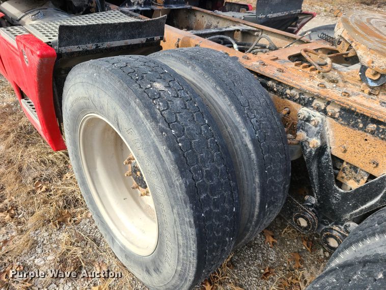 image for item IA9294 2004 Kenworth T600  semi truck