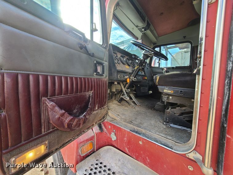 image for item IA9296 1997 Kenworth T600  semi truck