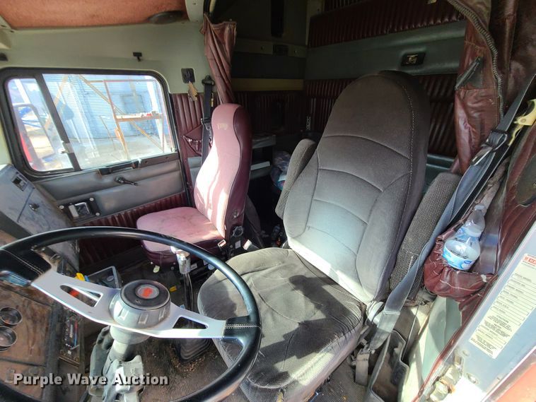 image for item IA9296 1997 Kenworth T600  semi truck