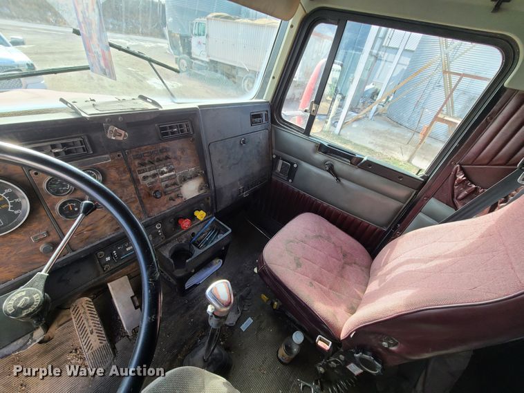 image for item IA9296 1997 Kenworth T600  semi truck