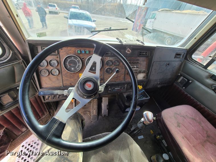 image for item IA9296 1997 Kenworth T600  semi truck