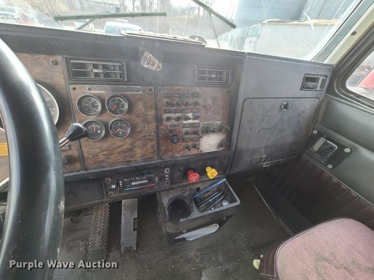 image for item IA9296 1997 Kenworth T600  semi truck