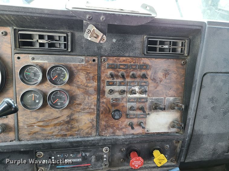 image for item IA9296 1997 Kenworth T600  semi truck